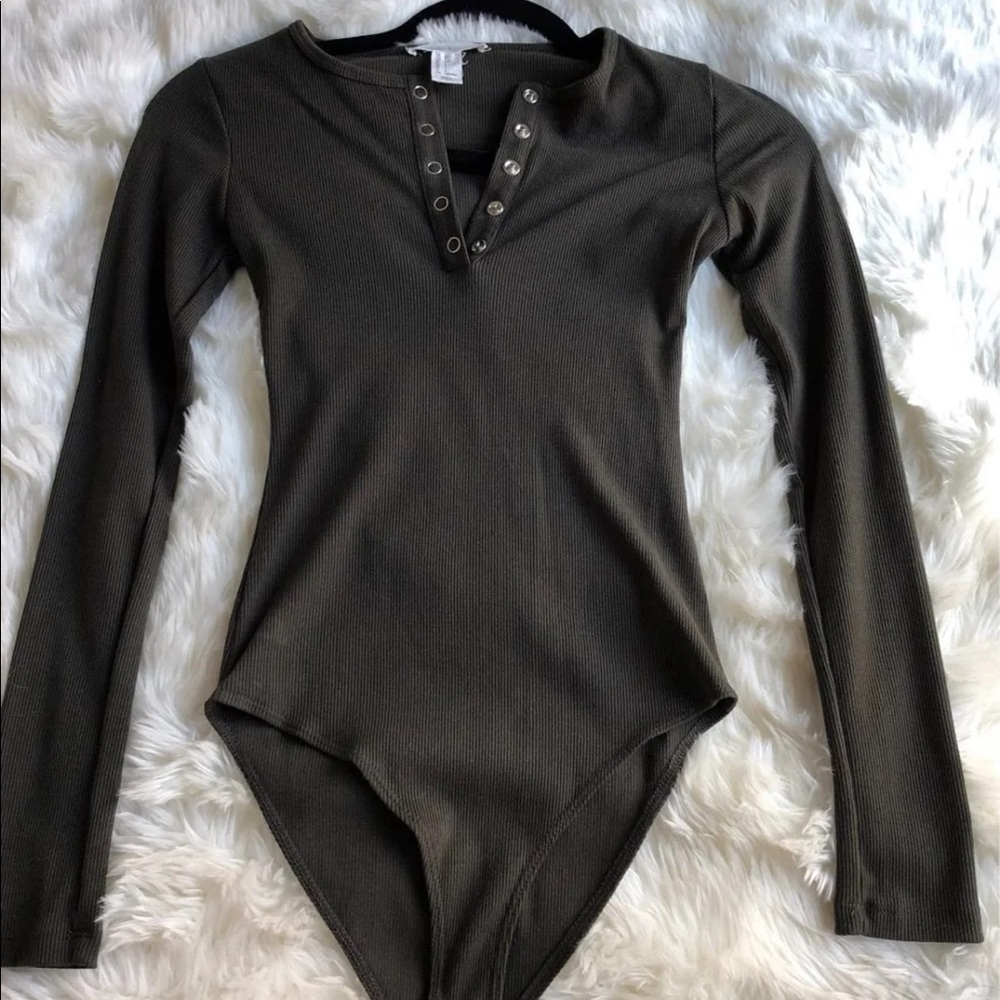 Body suit with front snaps